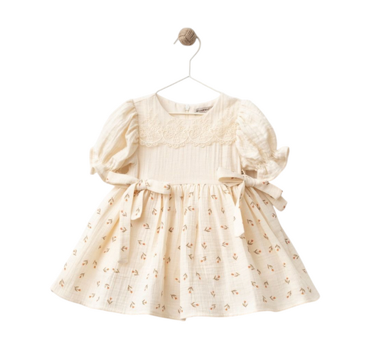 Kjole med puffermer og sløyfer